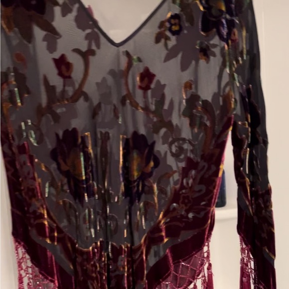 Sheer black burn out with burgundy velvet. Very bohemian with the tassels. - Picture 3 of 7